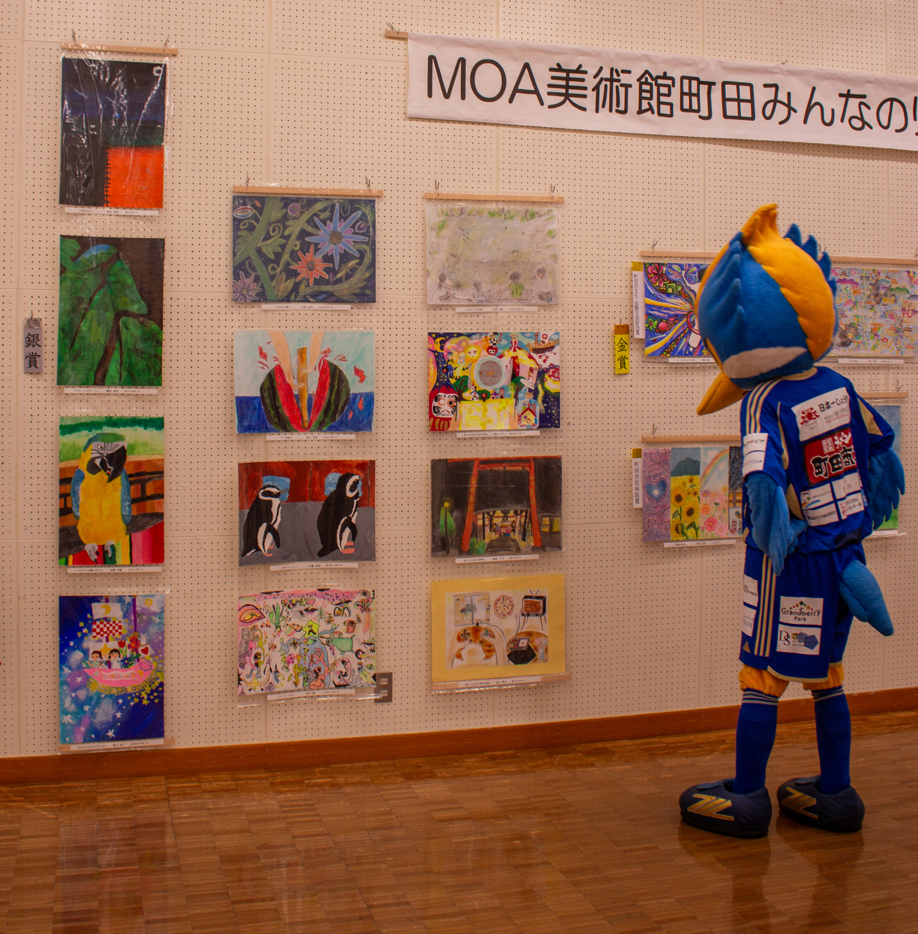 熱心に作品を鑑賞中のゼルビー君。